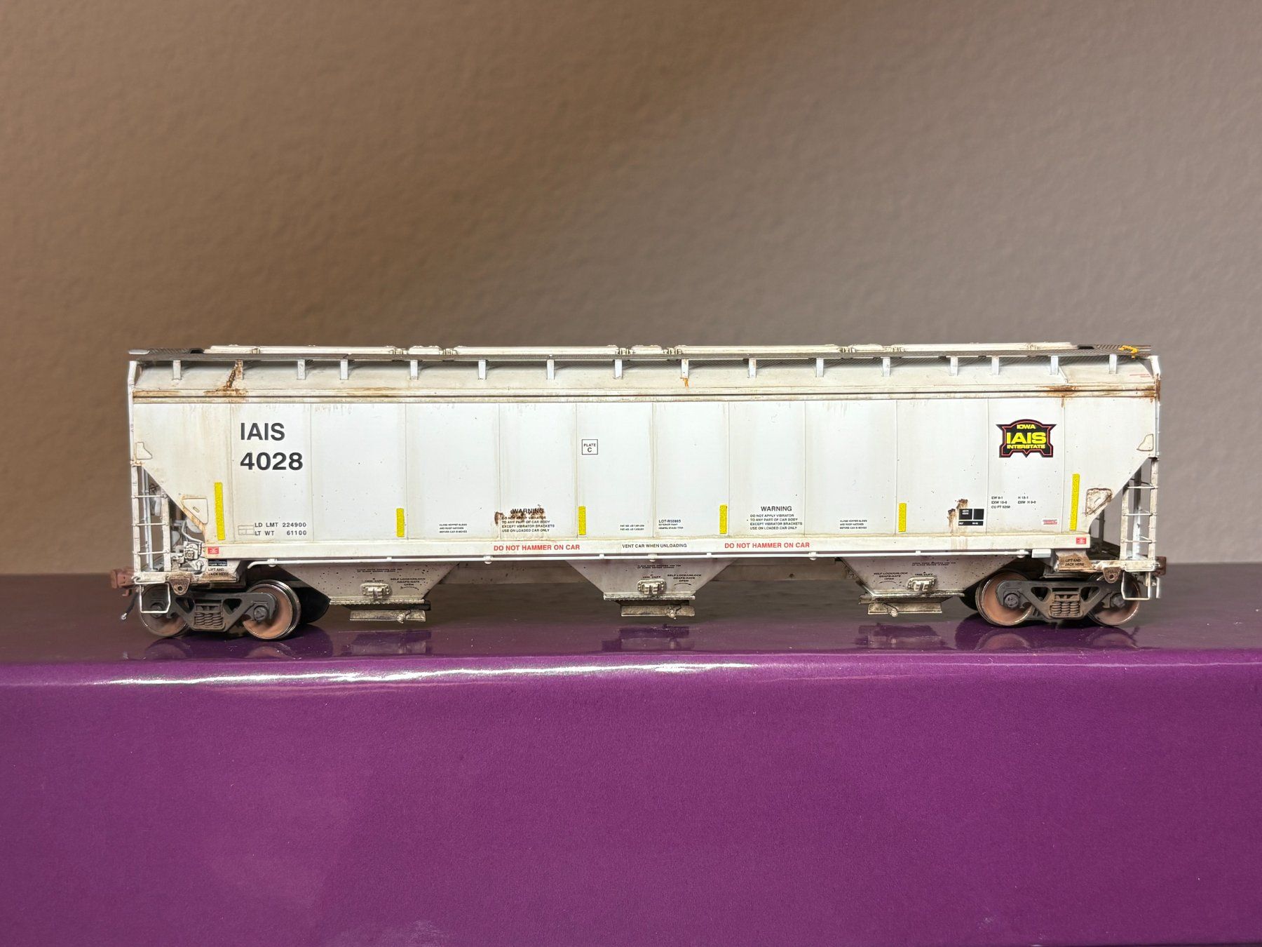Modellini di ferrovie: Scaletrains rivetcounter IAIS covered hopper mit Weathering – Nuovo (secondo la descrizione) da Cham venduto da scamps01 2