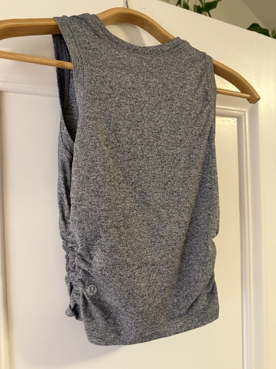 Lululemon Top: Lululemon Tank Top Grey – Usato da Zürich venduto da mul_ldm9 2