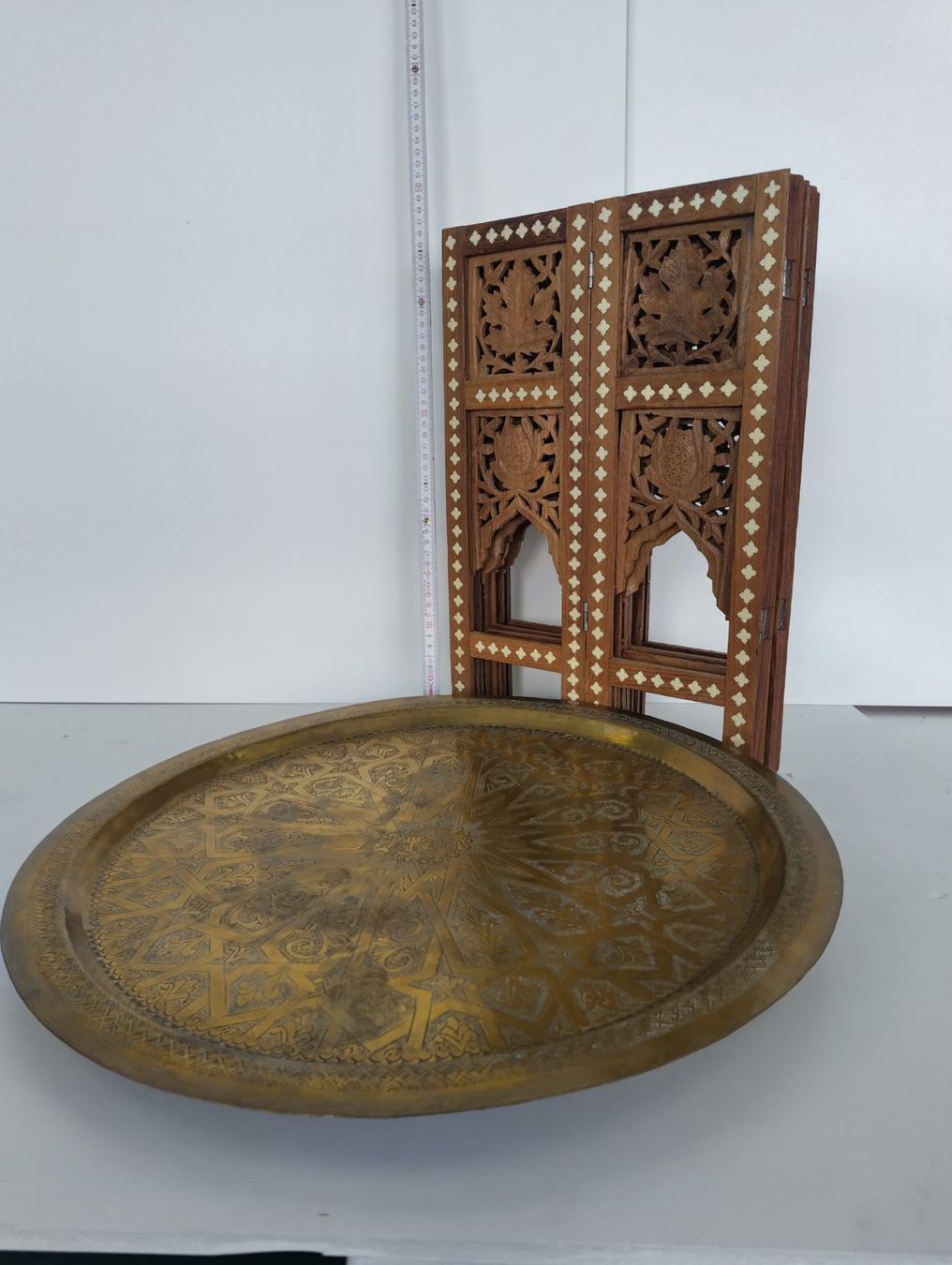 Tavoli: Beistelltisch mit Messingtablett orientalisch Holz geschn... – Usato da Schlieren venduto da Tiefsee 2