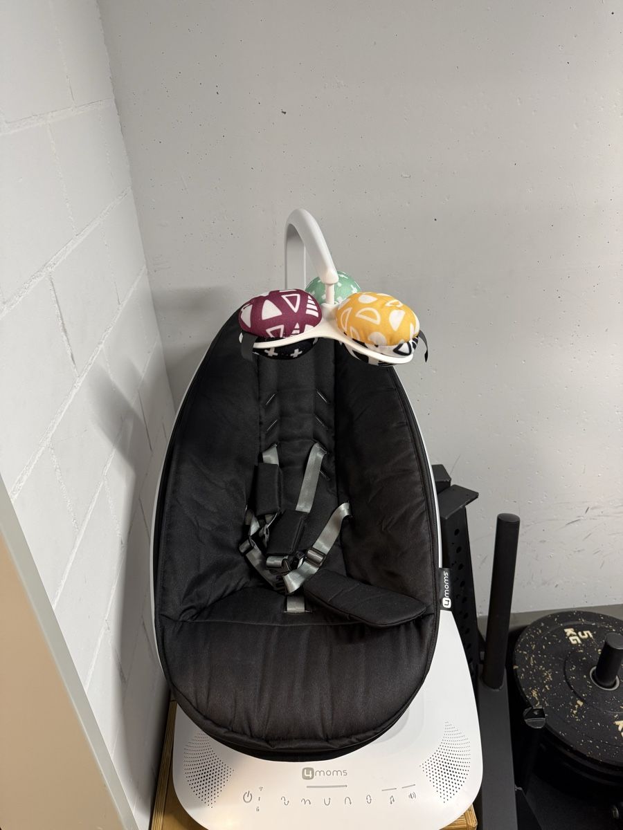 4moms Sdraiette & Sdraiette a dondolo: 4moms mamaRoo Babywippe – Usato da Zürich venduto da man_fd8l
