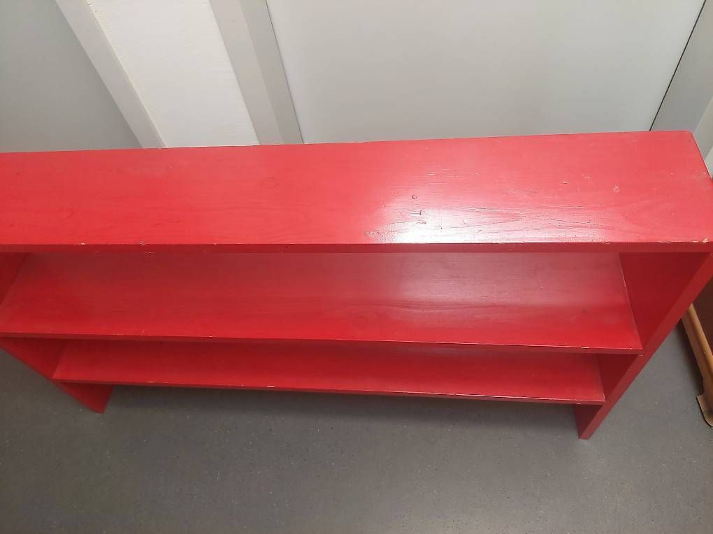 Regale: Schönes rotes Holzregal – Gebraucht aus Bern von dor_qj8q 2