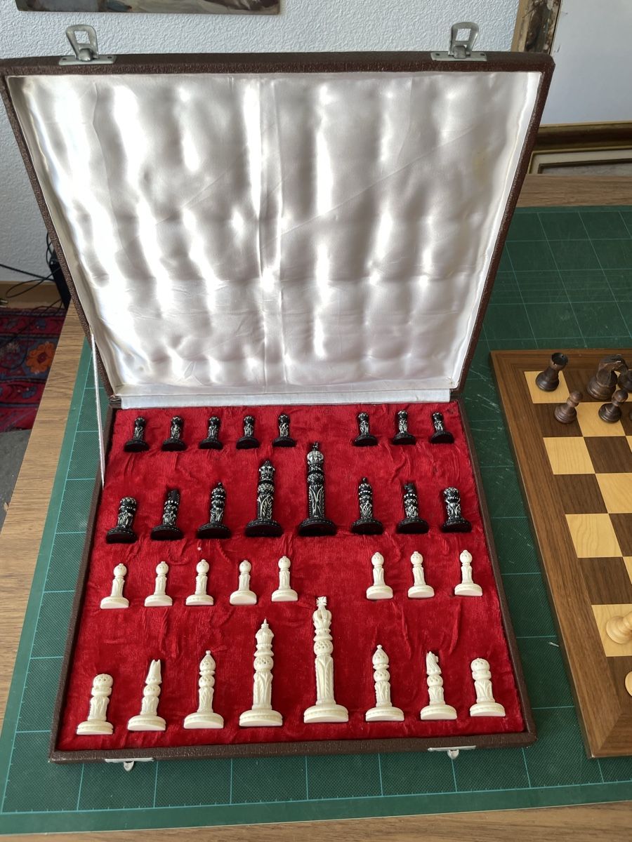 Giochi: Pièces d’échecs en os sculpté – Usato da Biel/Bienne venduto da Galaq 1