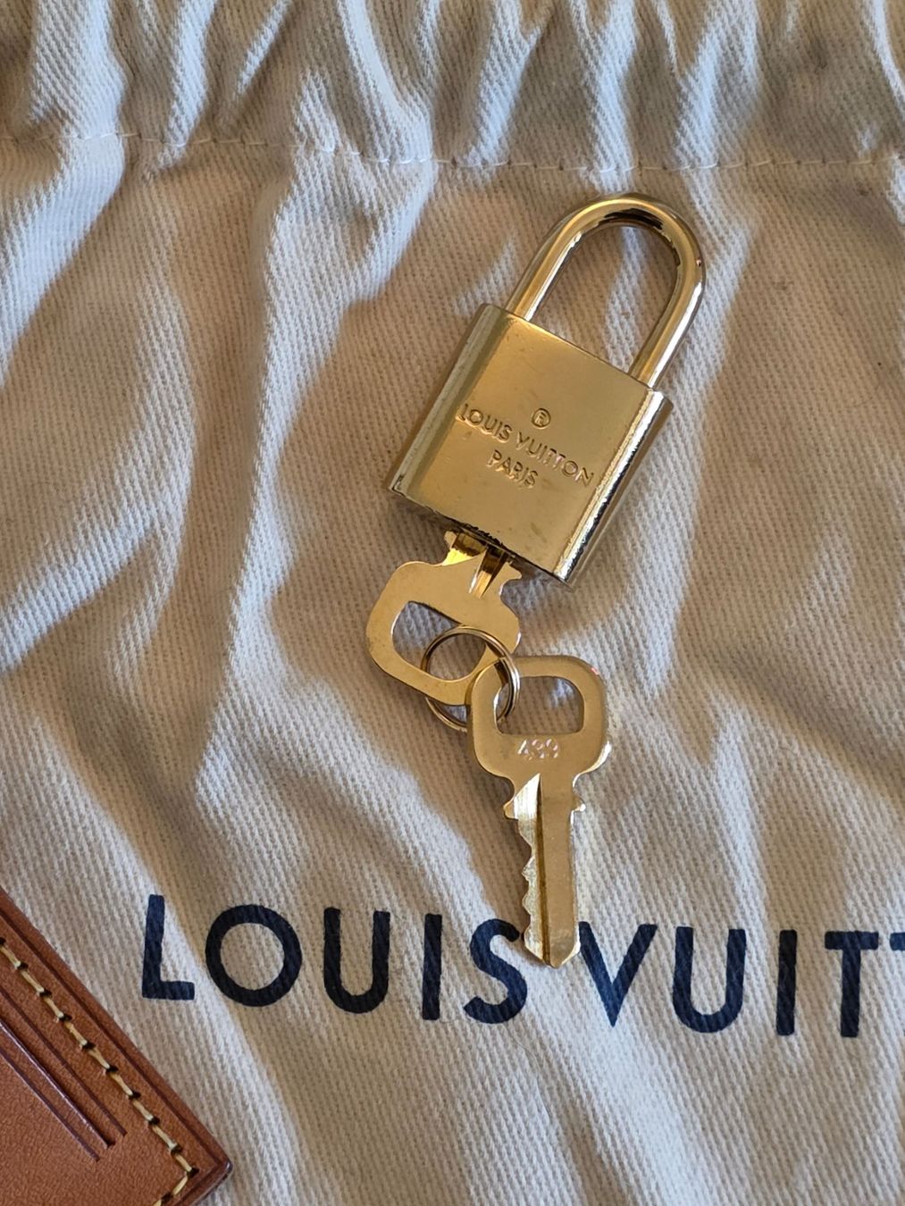 Louis Vuitton Borse: Louis Vuitton Schloss , Anhänger Set – Usato da Binningen venduto da lieblingsstyle 6