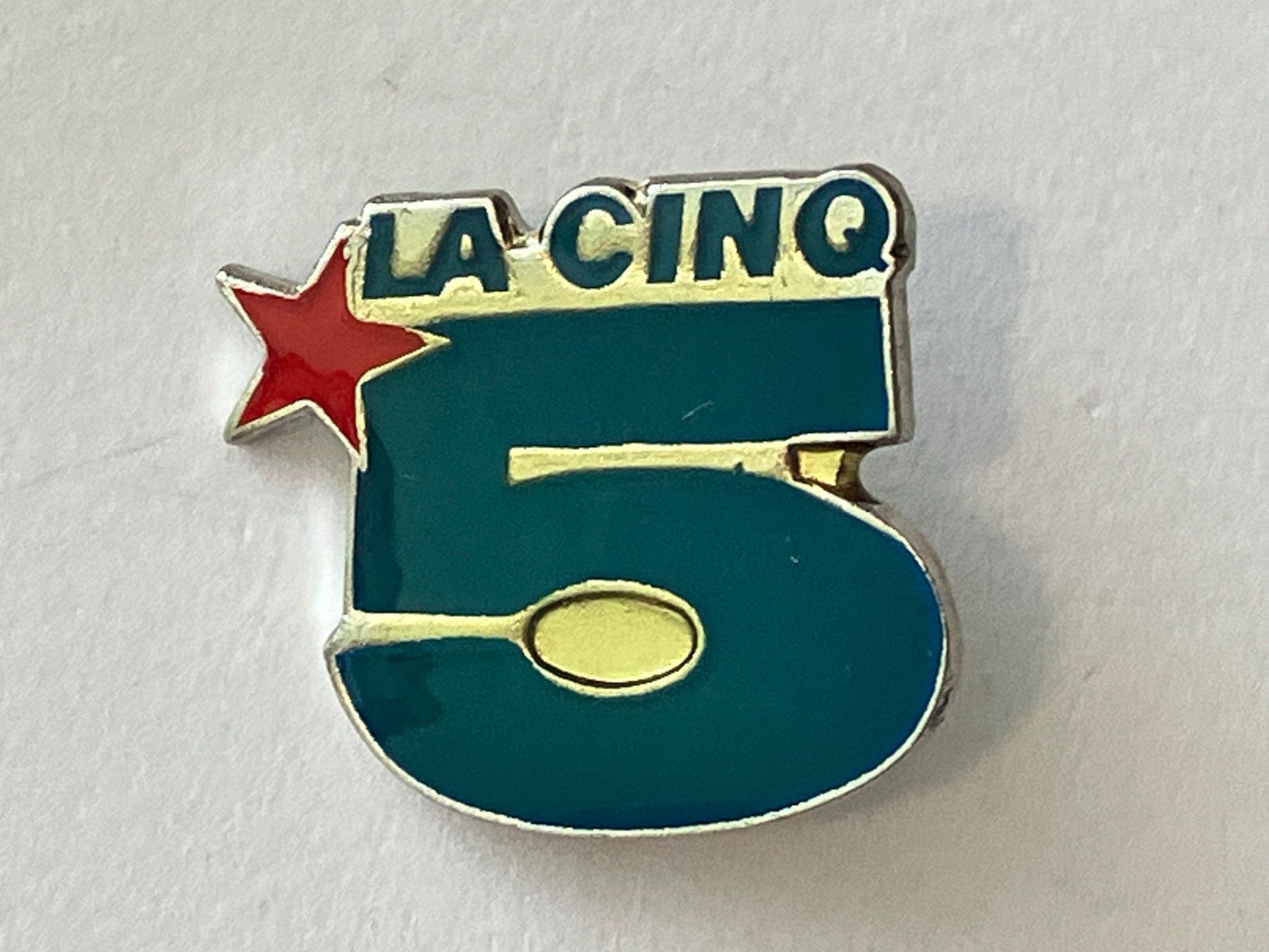 Plaquettes & Badges: 1 Pin La Cinq – D'occasion à Basel par djwwpp