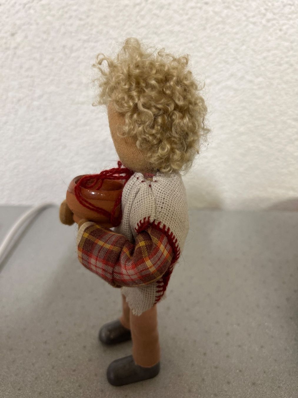 Figuren: Krippenfigur Knabe mit Baby – Gebraucht aus Maienfeld von 8796 2