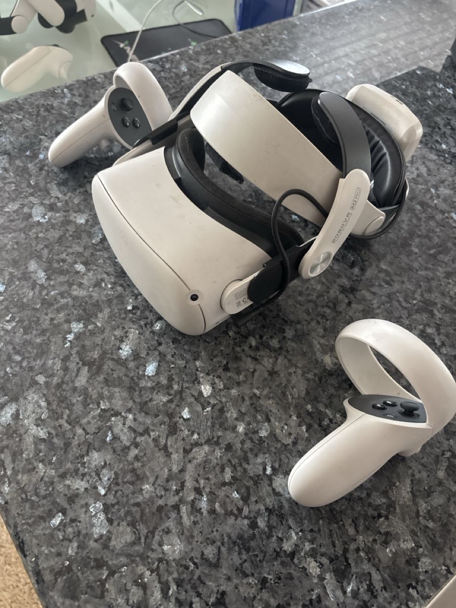 Meta Casco VR: Meta Quest 2 VR Brille mit Controllern gebraucht – Usato da Gränichen venduto da Gabi2610