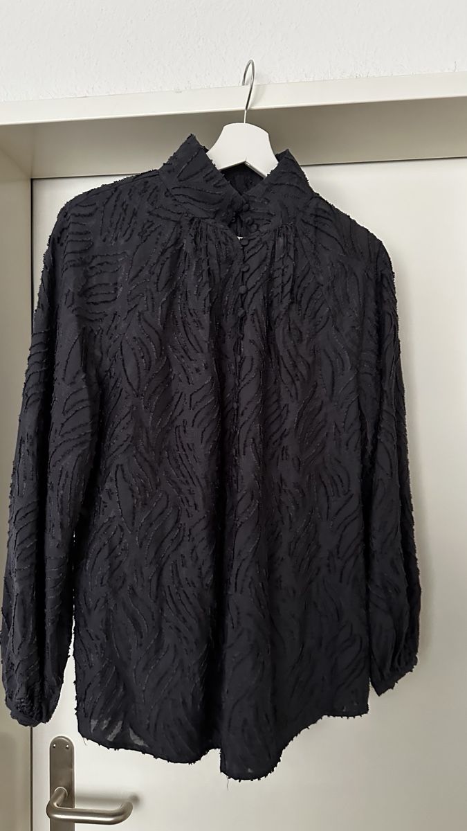 Blusen: Elegant Textured Blouse – Gebraucht aus Zürich von KrisZH
