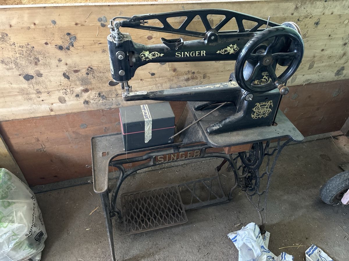 Singer Macchine da cucire: Singer Sattler Nähmaschine original antik – Usato da Kaltbach venduto da gut87