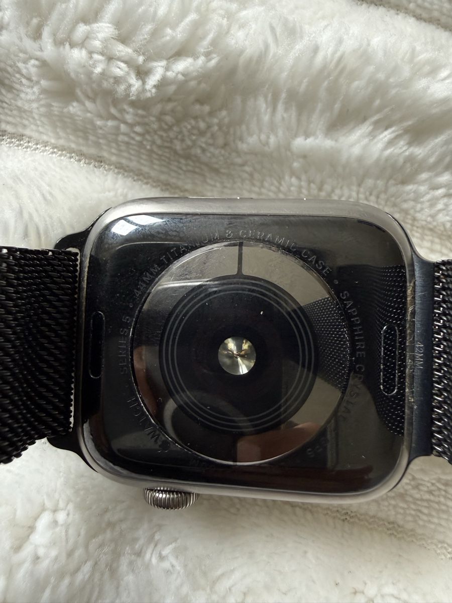 Apple Smartwatch: Apple Watch Series 5 44mm Titanium Cellular + 3 bracelets – Usato da Genève venduto da Moudik 3