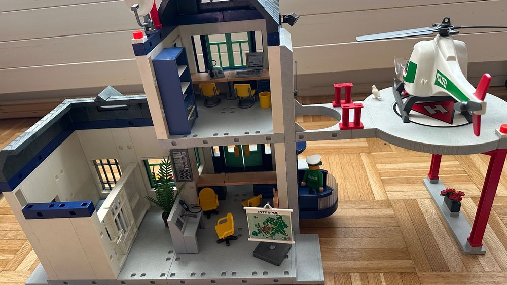 Jeux de construction: Playmobil grosse Polizeistation mit viel Zubehör – D'occasion à Schönenbuch par marisli80 5