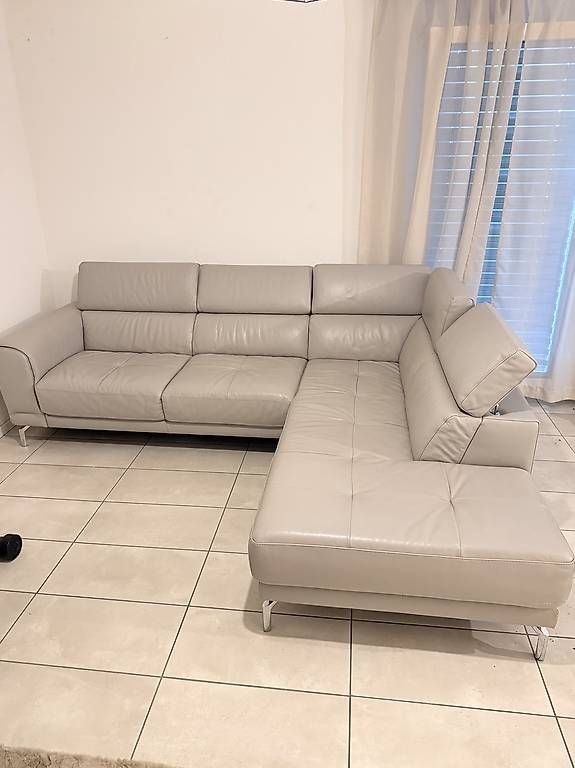 Sofas: À Vendre Canapé dangle en cuir gris clair – D'occasion à Grandcour par dos_g2gz 1