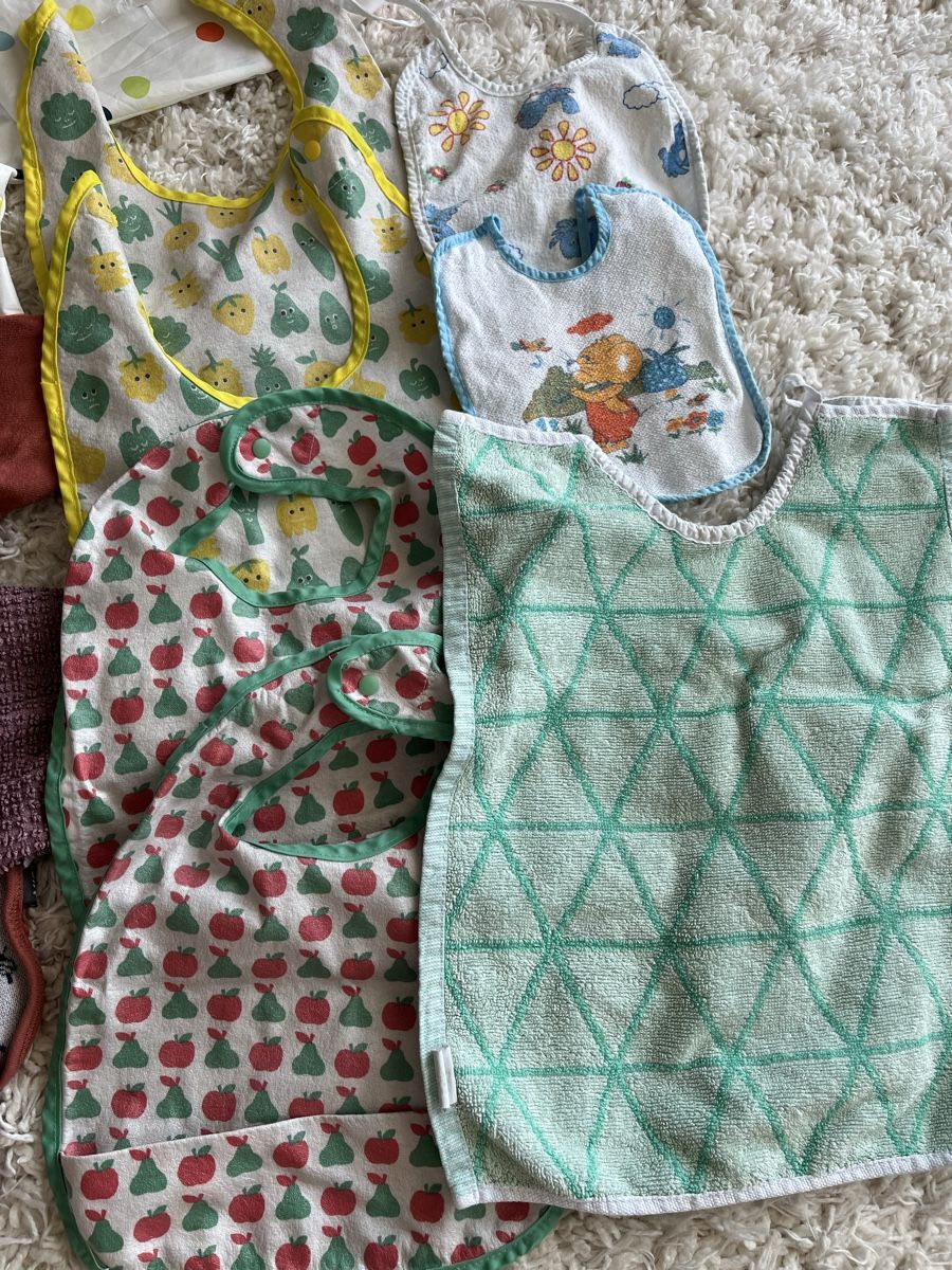 Lotti di vestiti: Baby bibs and smocks set assorted brands and sizes – Usato da Sargans venduto da dotdoom 3