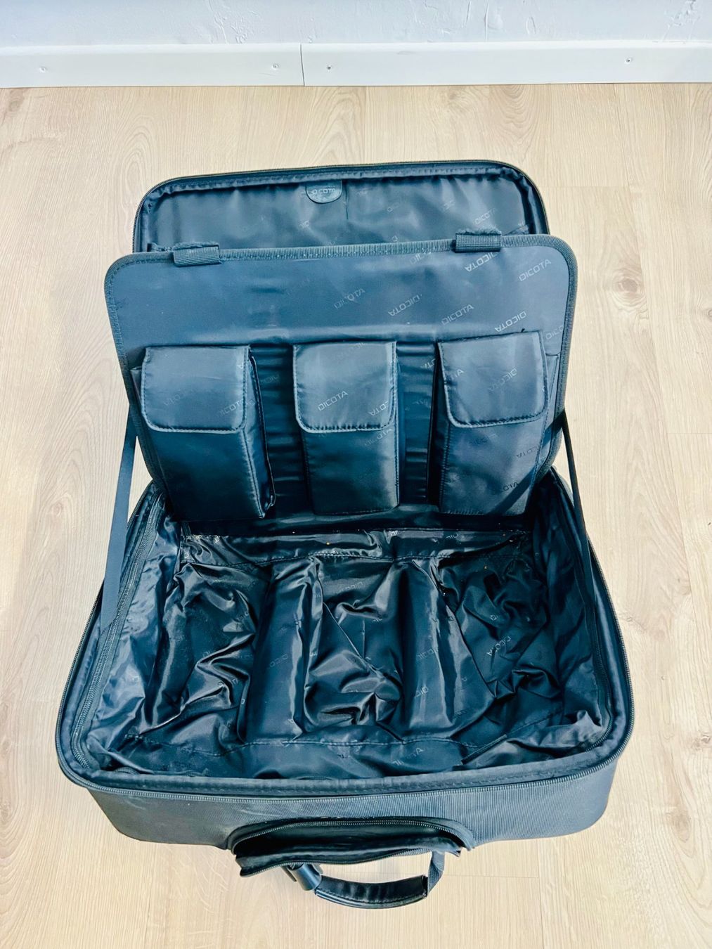 Altro in Aeronautica: Schwarzer Business-Trolley von Dicota mit diversen Fächern – Usato da Dietikon venduto da ExaLightAndSound 7