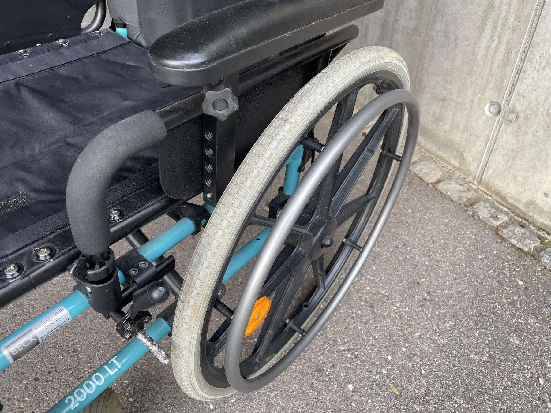 Sedie a rotelle: Bewährter Faltrollstuhl 2000 LT – Usato da Elsau venduto da Barri.ch 3