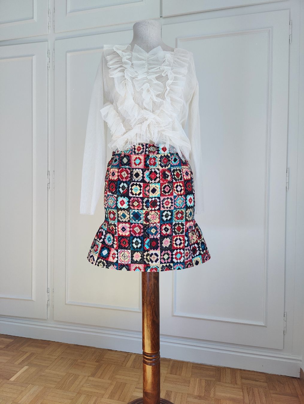 Moschino Gonne: Vintage Moschino Jeans Rainbow Patchwork Ruffle Mini Skirt – Usato da La Tour-de-Peilz venduto da dAutrefois 2