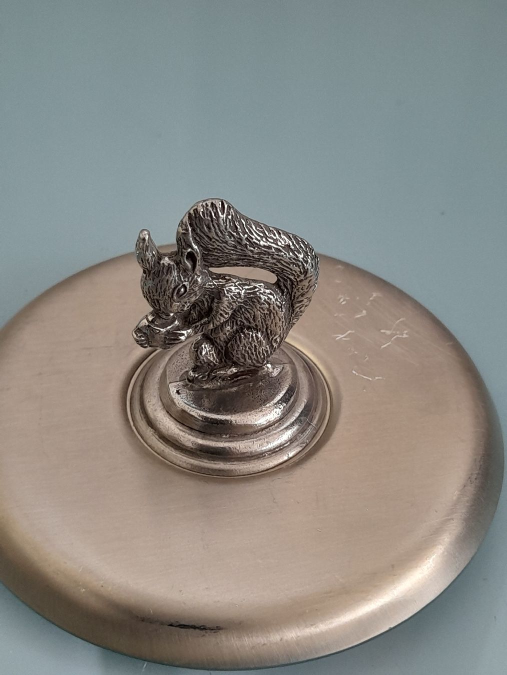 Tutte le decorazioni: Zinn-Trinkglasdeckel.  – Usato da Winterthur venduto da Ufff512 4