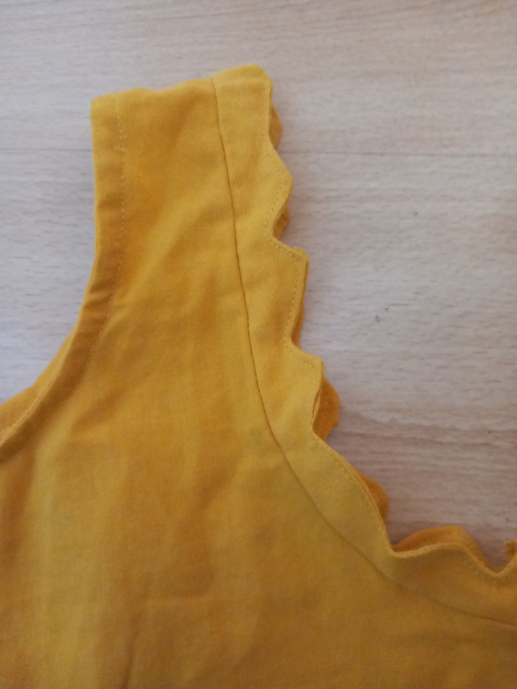 Tops: Débardeur jaune avec coquillages Taille M – Gebraucht aus Faoug von per_kp6r 1