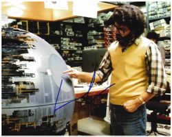 GEORGE LUCAS - *STAR WARS* handsigniert (20 x 25cm) mit COA
