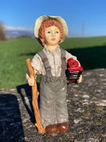 FIGUR Kind mit Loki und Wanderstab