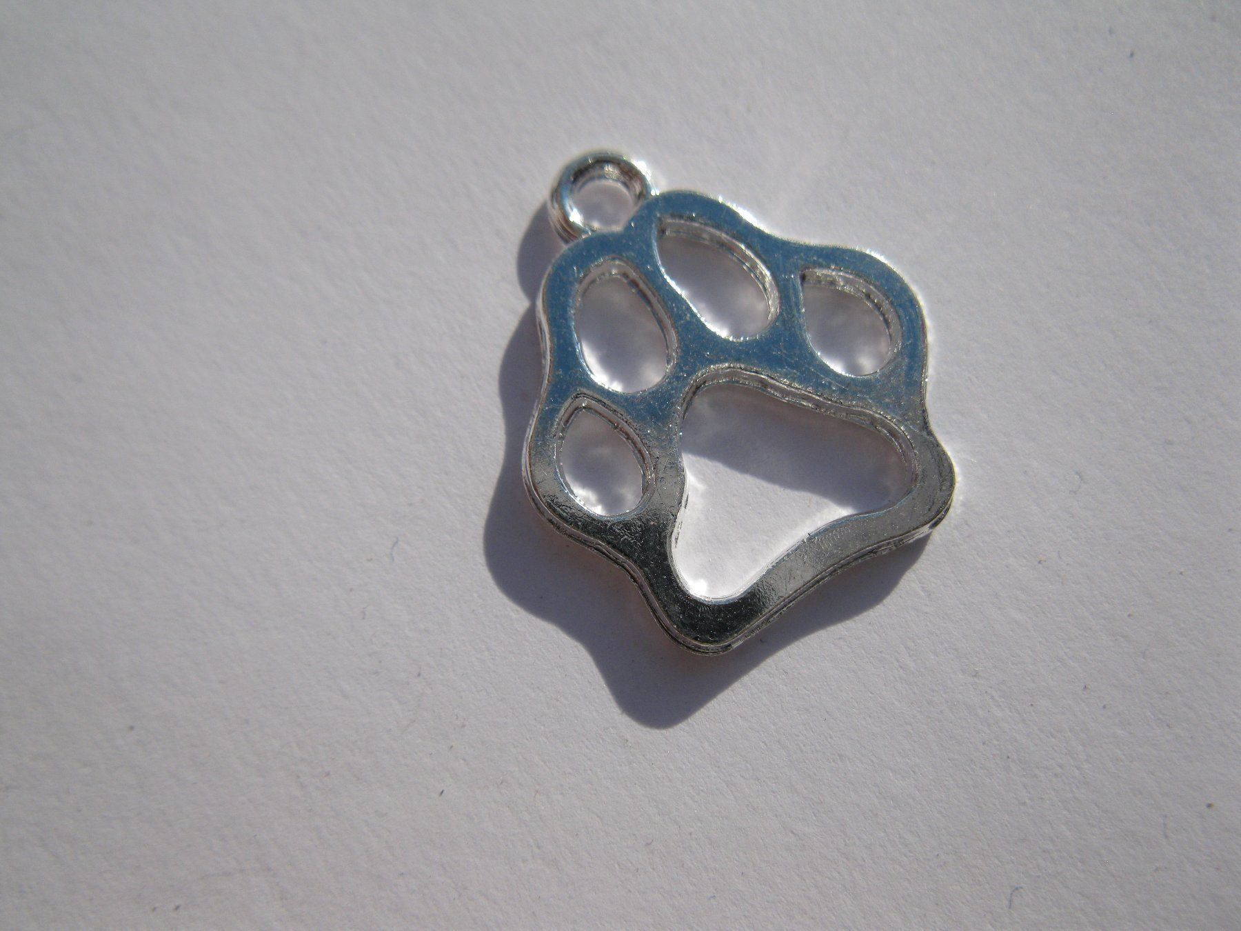Perle (finte): 4 Anhänger Pfote, Hund, Katze, versilbert – Nuovo e nell'imballaggio originale da St. Margarethen TG venduto da LuanaKa