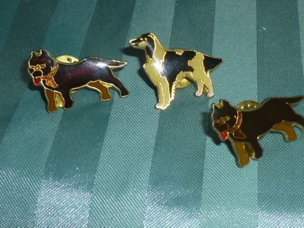 Spille & Fermagli: 3 x Pin Hunde Email – Usato da Hinwil venduto da Glasperlen 2
