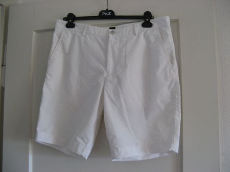 kurze, weisse Boss Shorts