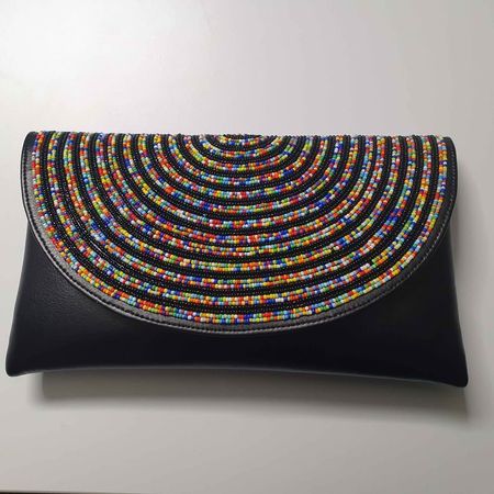 Pochette noire à perles multicolores, neuve