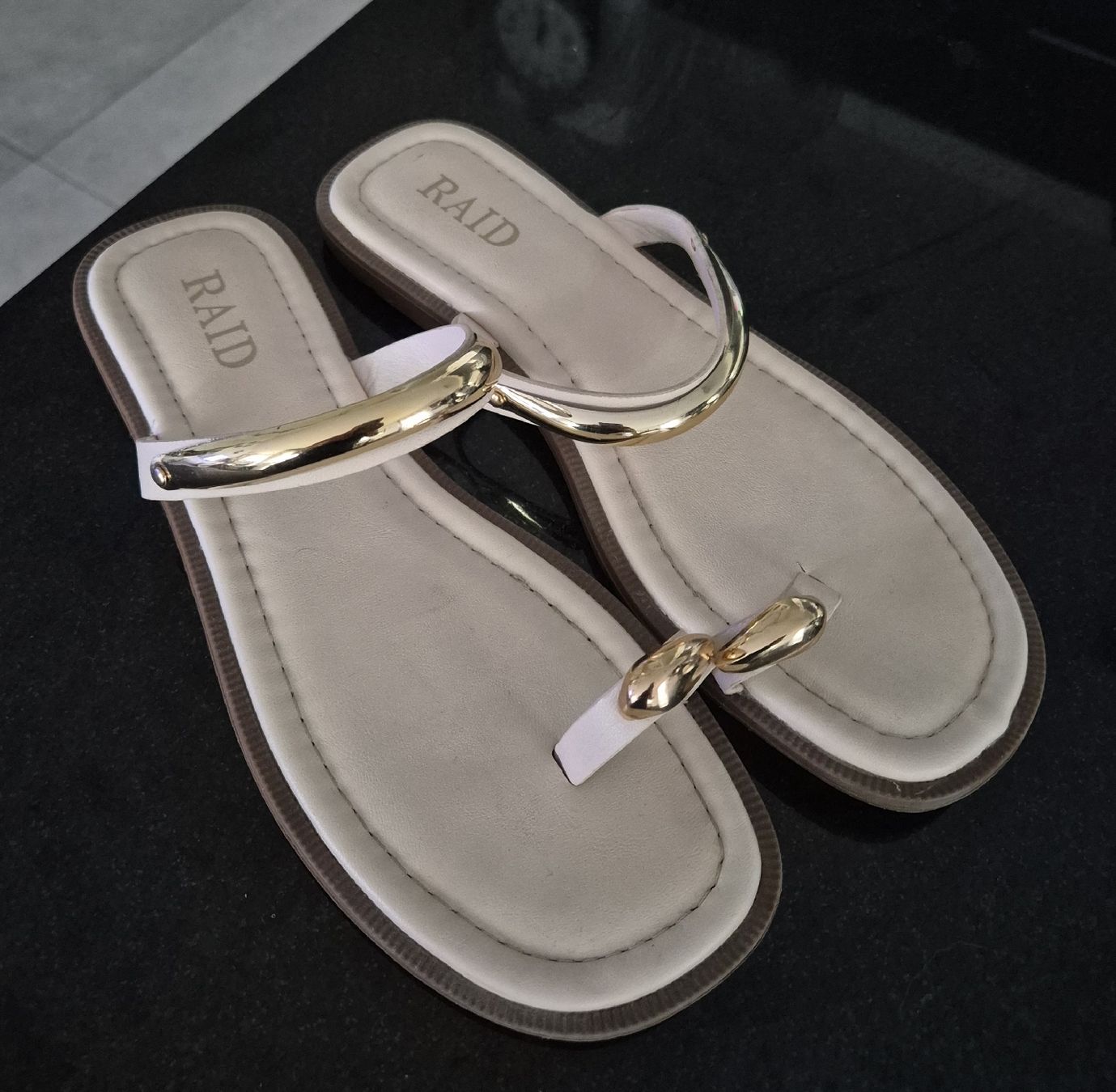 Chaussures femmes: sandales bijoux blanche 37 /38 – Neuf (Voir description) à Sion par nat_xz7y 1