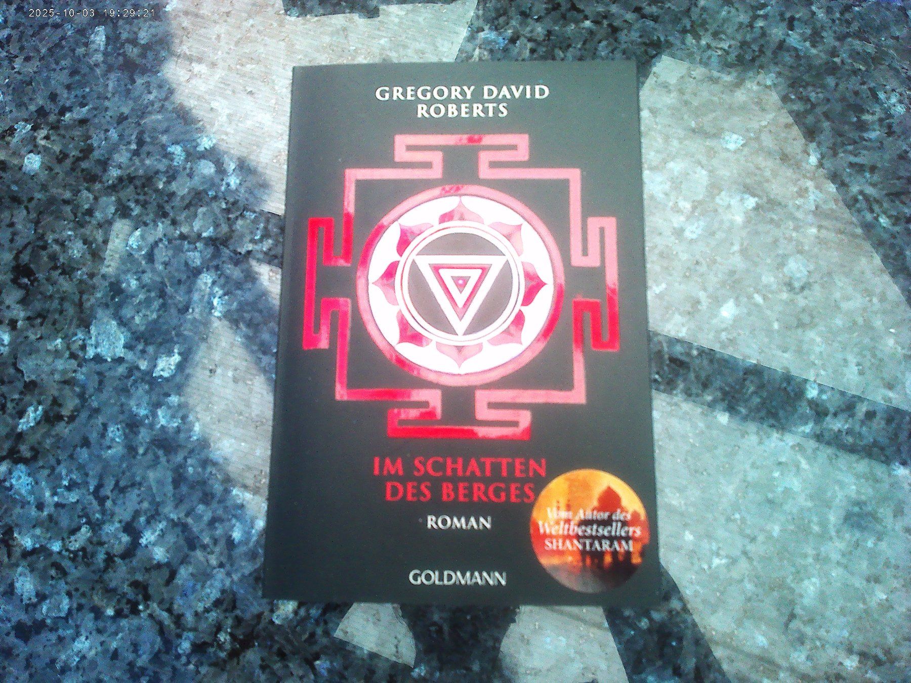 Bücher: Im Schatten des Berges von Gregory David Roberts – Gebraucht aus reitnau von Sib7