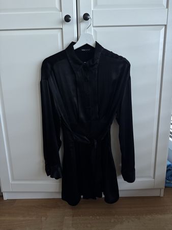 Kleid Bershka schwarz mit Bindegürtel Grösse S neuwertig
