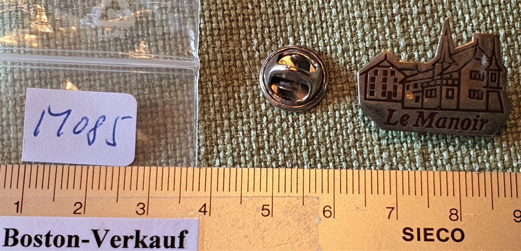Placchette & Badge: M085 - Pin Schloss Le Manoir – Usato da Reinach BL venduto da Boston-Verkauf 1