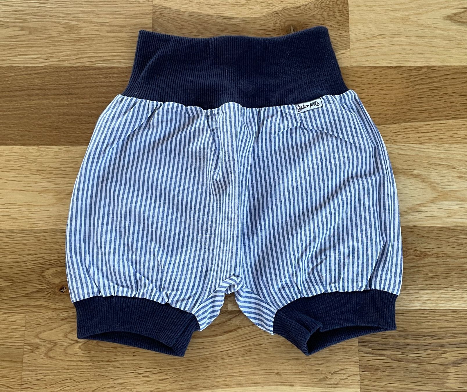 Pantaloni: Pumphosen kurz, Grösse 98/104 – Nuovo (secondo la descrizione) da Burgdorf venduto da Crown.