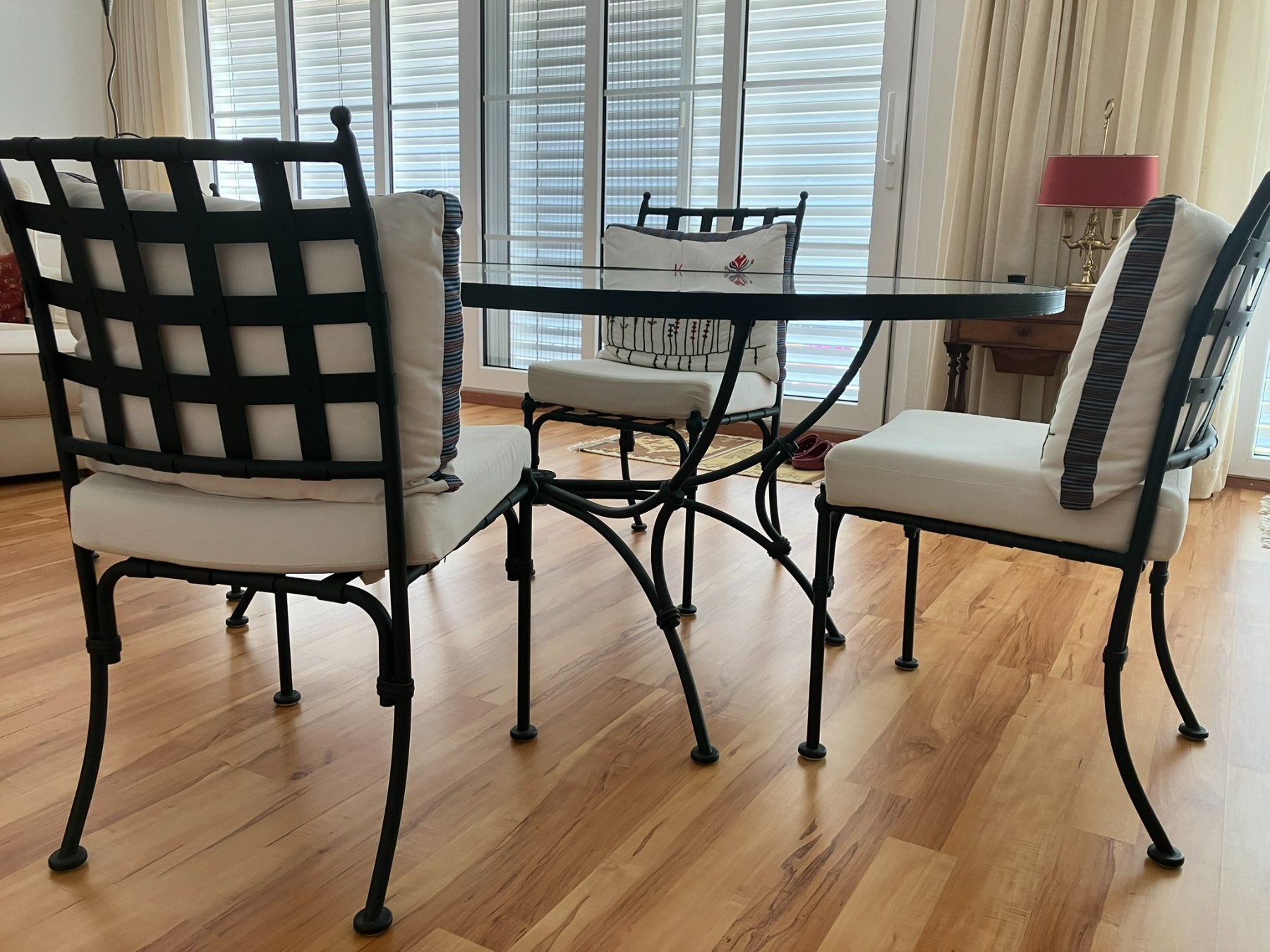 Tables: Table à manger en verre et fer forgé + 4 Chaises – D'occasion à Mies par isa_c2yt 2