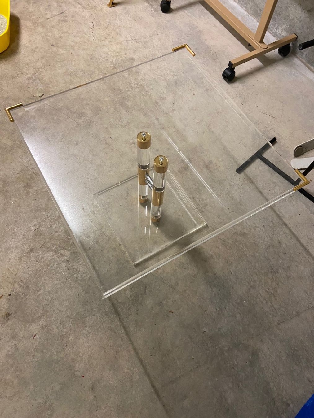 Tables: Plexiglas Salontisch GRATIS – D'occasion à Wald ZH par Dorita777777