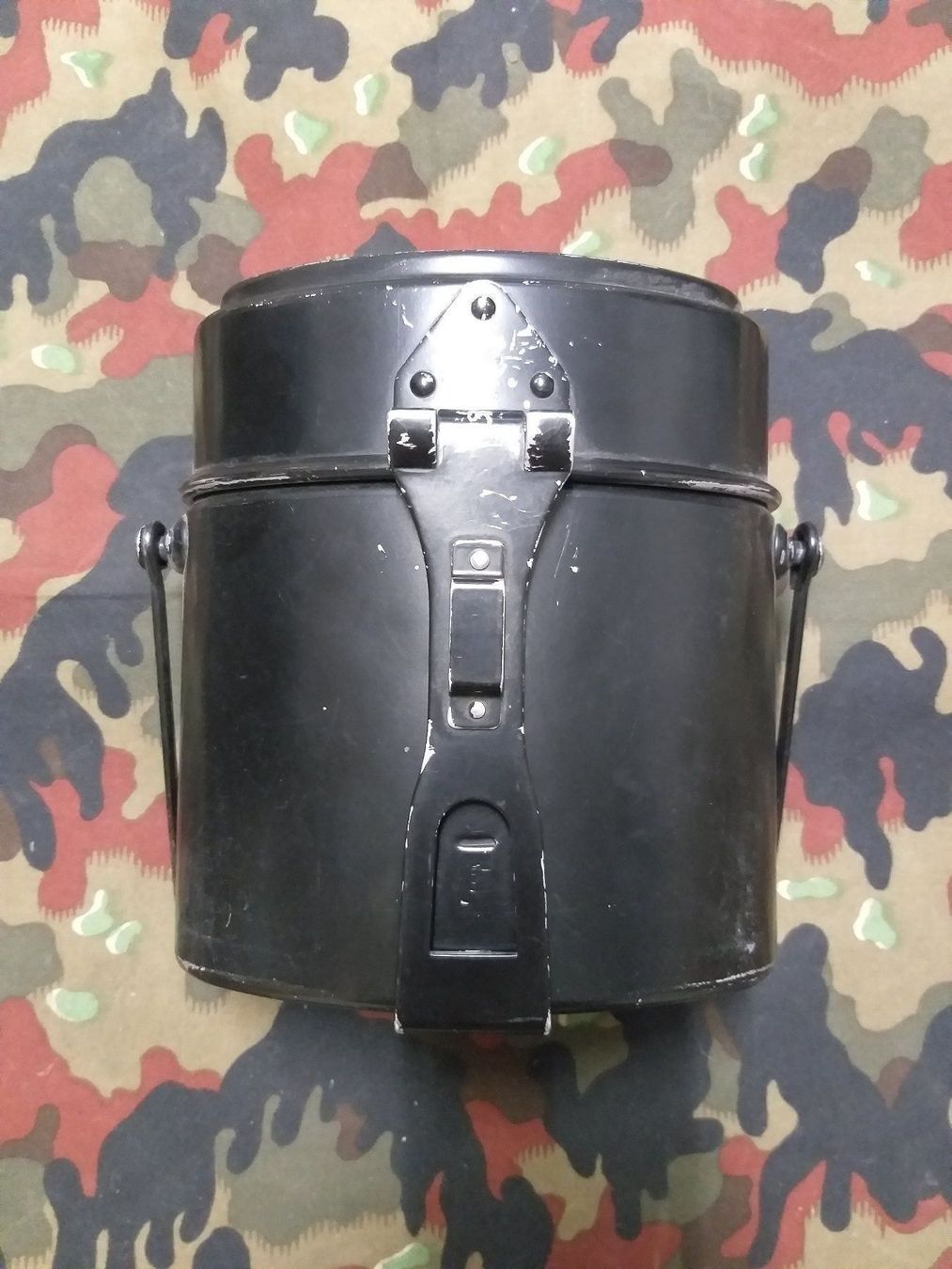 Schweizer Armee Uniformi: Kochgeschirr Mod. 1898/20 schwarz 1965 – Usato da Bauma venduto da SwissMilitaria