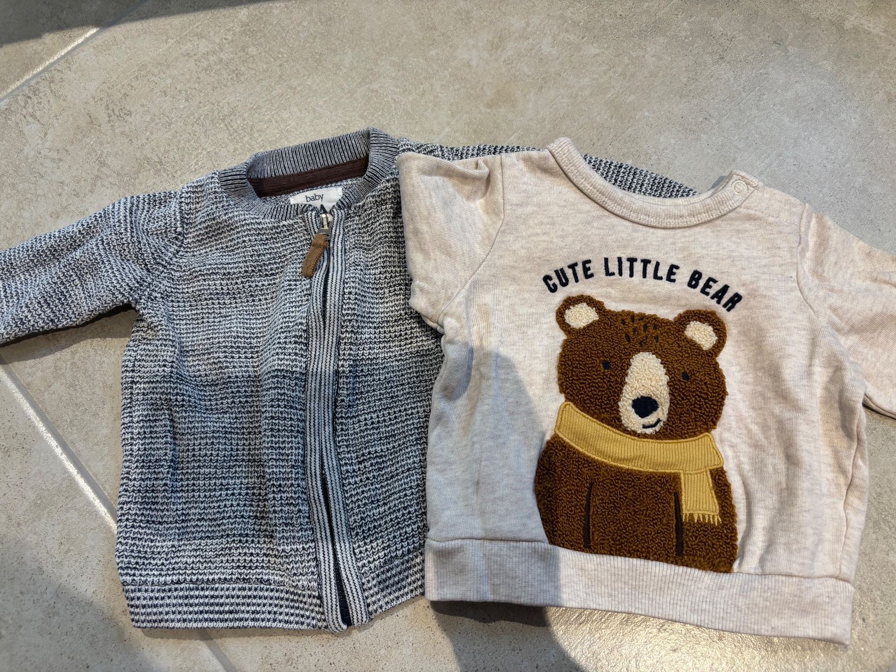 C&A Pullover & Sweatshirts: Jacquette et pull bébé – Gebraucht aus Bressaucourt von Lamu