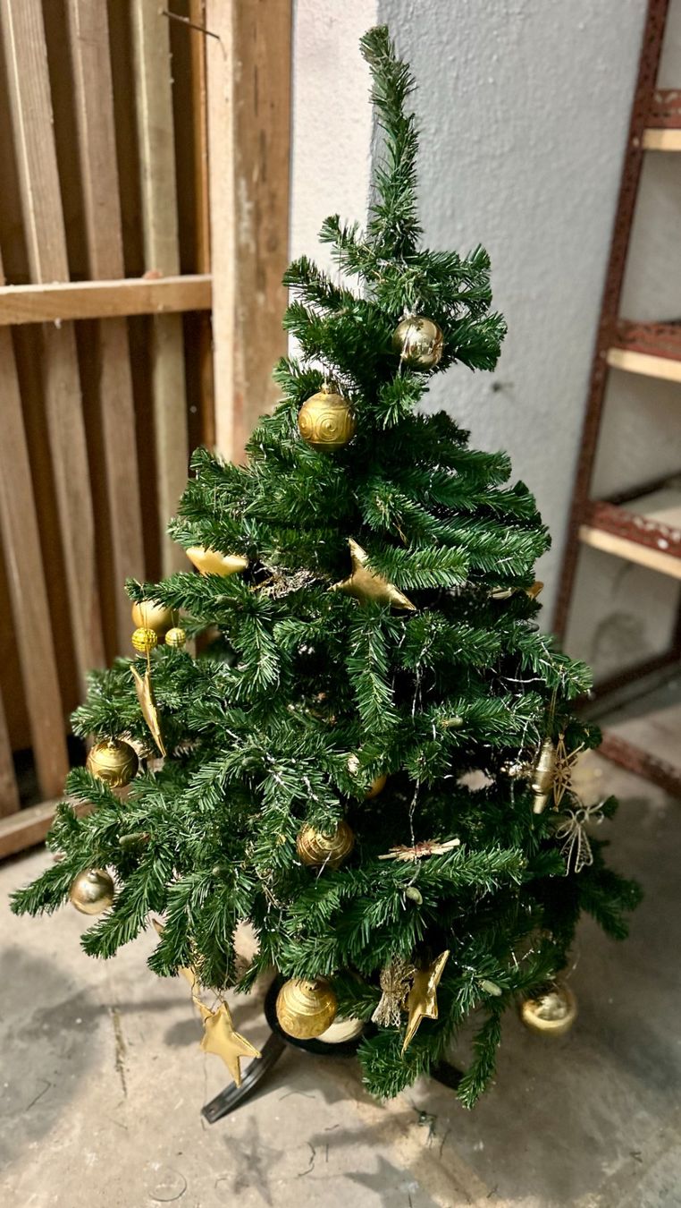 Alle Dekorationen: künstlicher Weihnachtsbaum – Gebraucht aus Frick von Mistertux