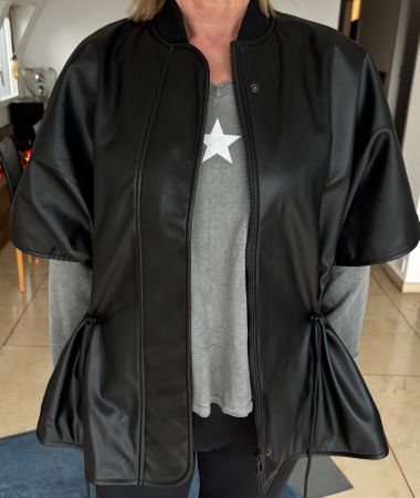 DESIGUAL stylisher Poncho, Lederoptik mit Rosenrelief