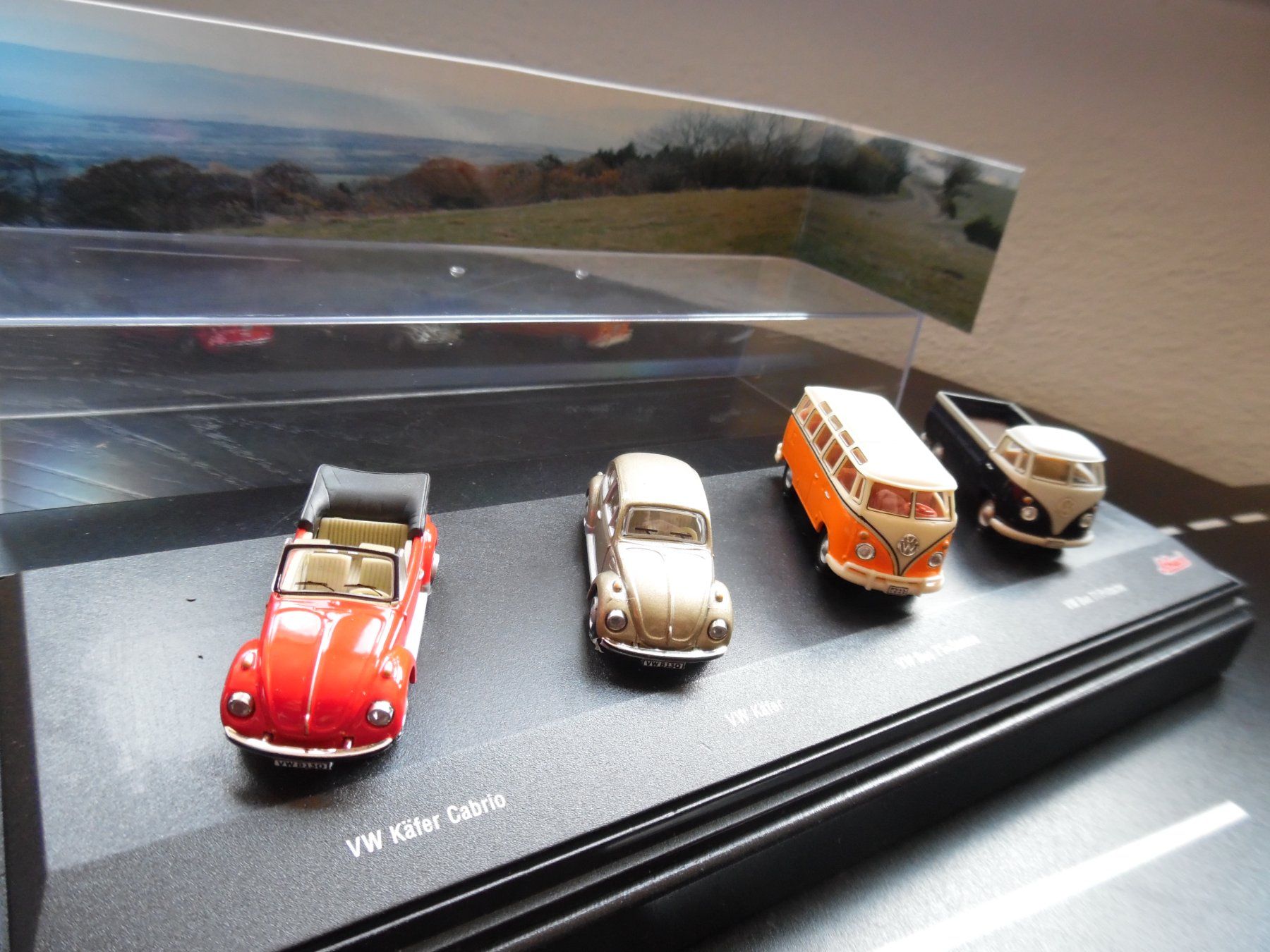 Schuco Voitures modèles: Schuco Oldimer 4er Set VW Bus+Käfer Modelle in Vitrine Box – D'occasion à Steinach par suzzi11 2