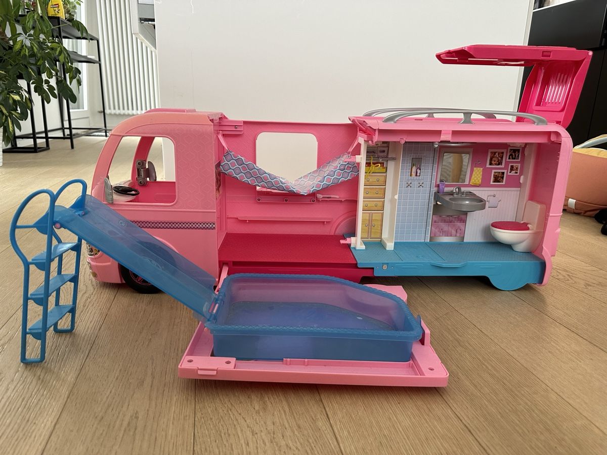 Spielzeuge: Pink Barbie Campervan (mit Barbie) – Gebraucht aus Wettingen von  6