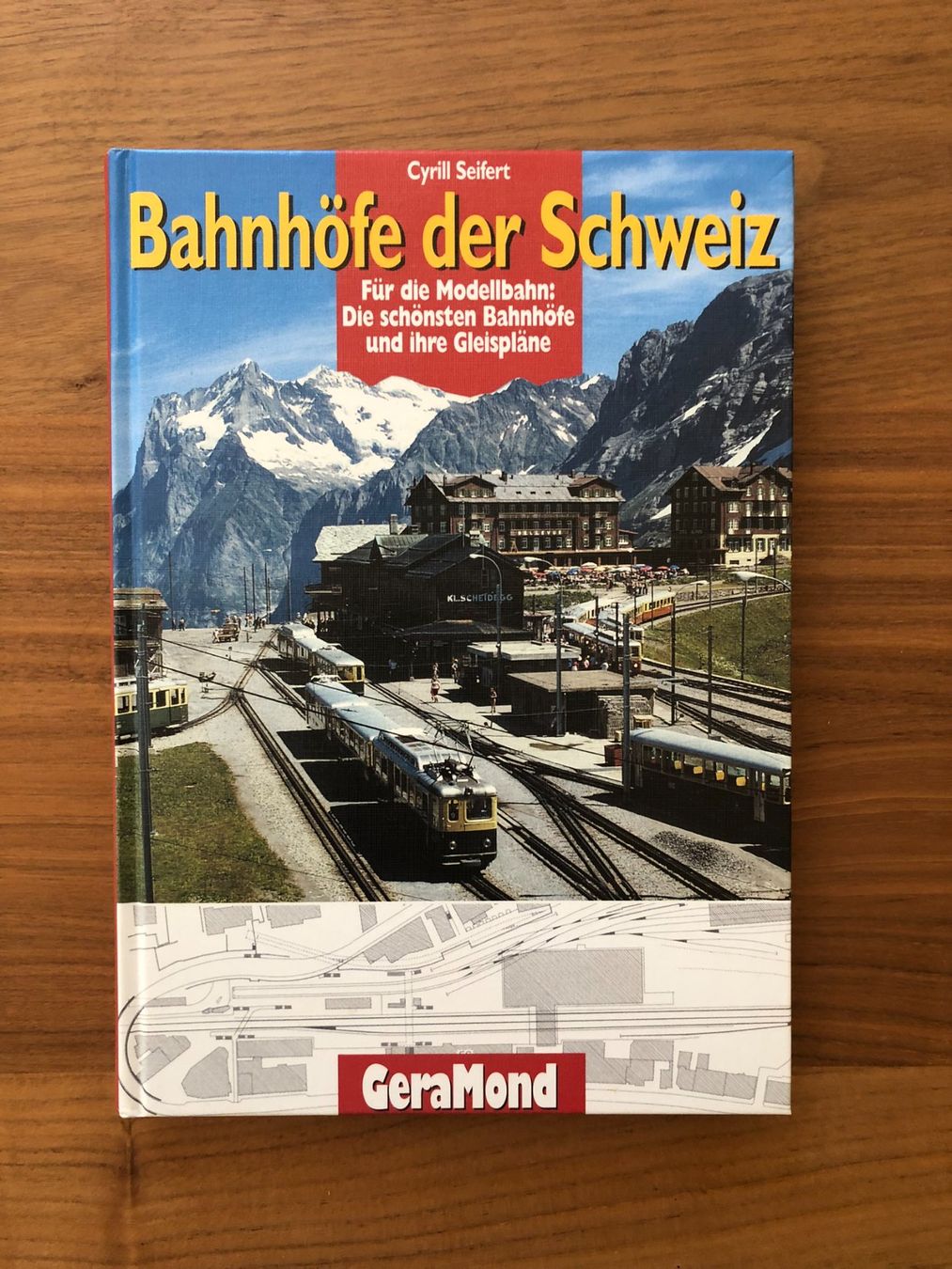 Libri: Bahnhöfe der Schweiz – Usato da Winterthur venduto da Claesheda