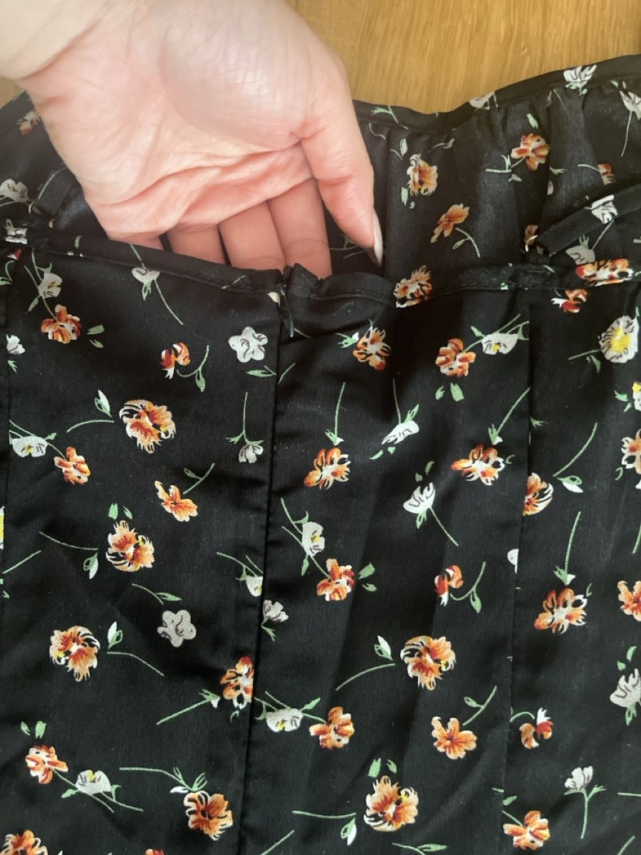 Kleider: Kleid Blumenmuster Schwarz – Neu und originalverpackt aus Naters von mar_fp7t 4