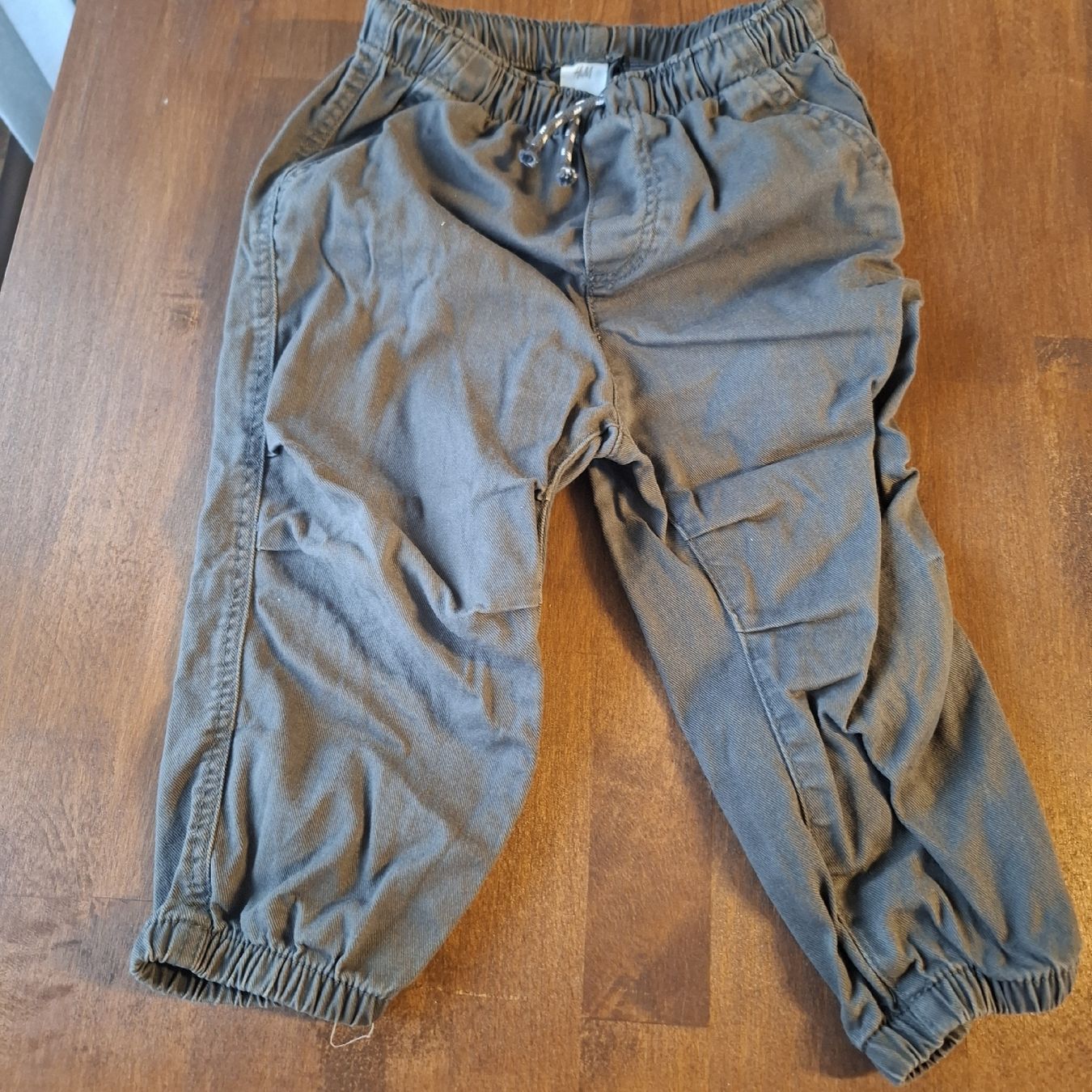 H&M Pantaloni: Coole H&M Kinderhose in Grau, Grösse 92 – Usato da Kyburg-Buchegg venduto da Maria.G