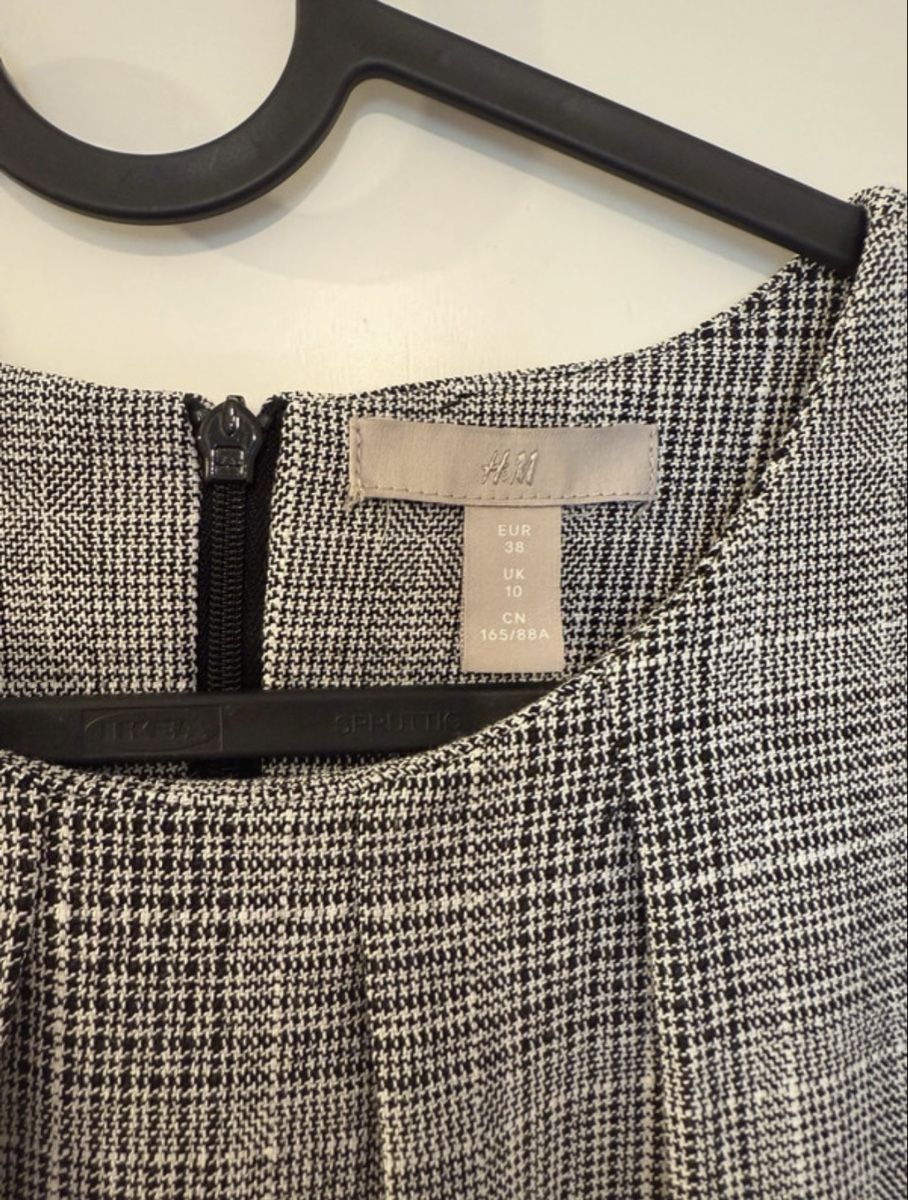 H&M Robes: Bleichstiftkleid von H&M in grau – D'occasion à Zürich par ali_nf7p 2