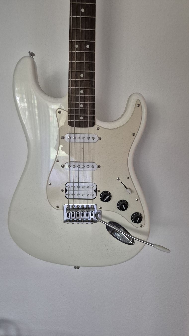 Squier Strumenti musicali: Squier by Fender Bullet Strat E-Gitarre – Usato da Reichenburg venduto da denfeu94 2