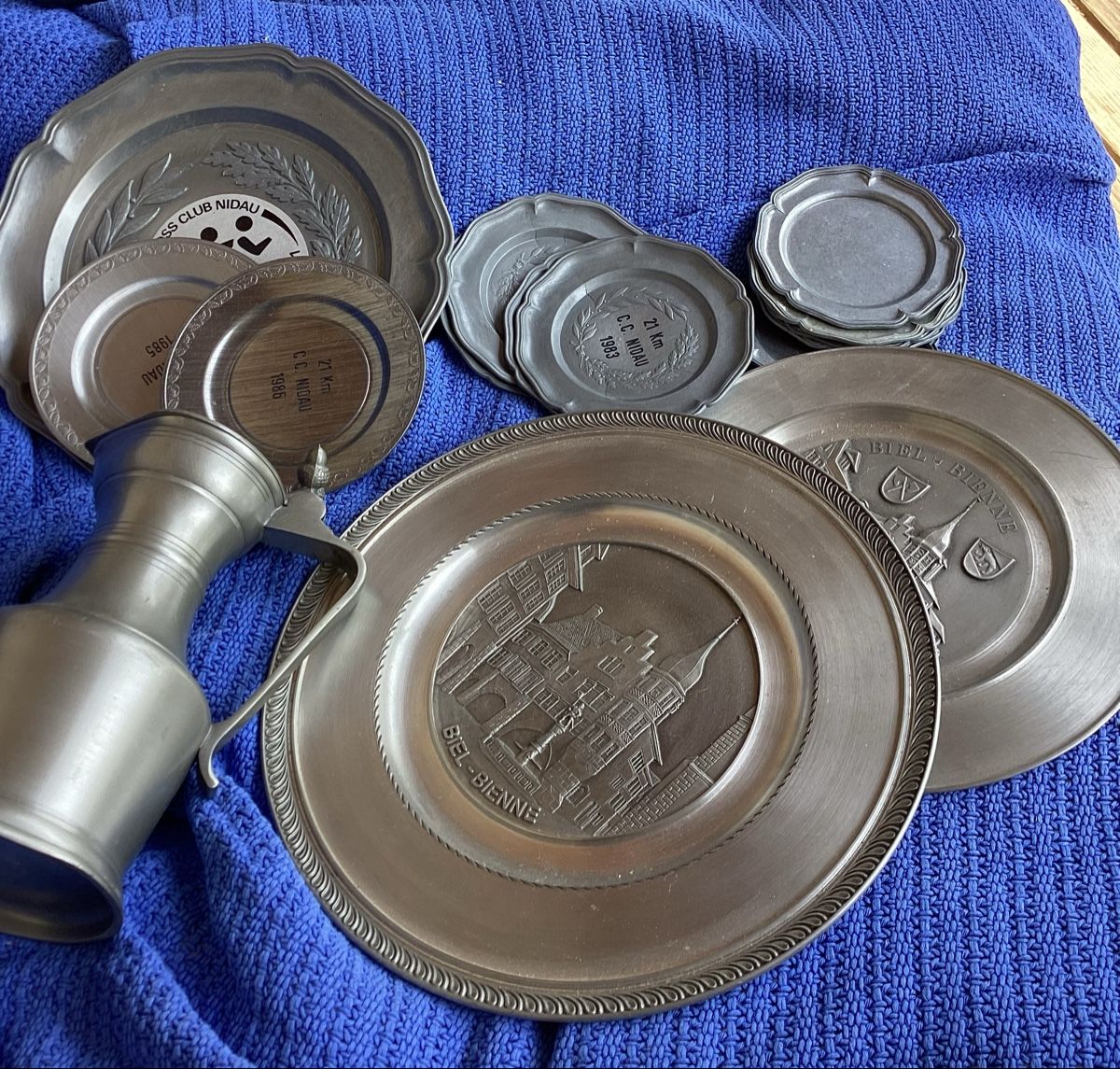Services de table: Ensemble étain, verres, 1 pichet, divers plats – D'occasion à Biel/Bienne par Chant-du-coq97 2