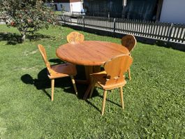 Tisch mit 4 Stabellen