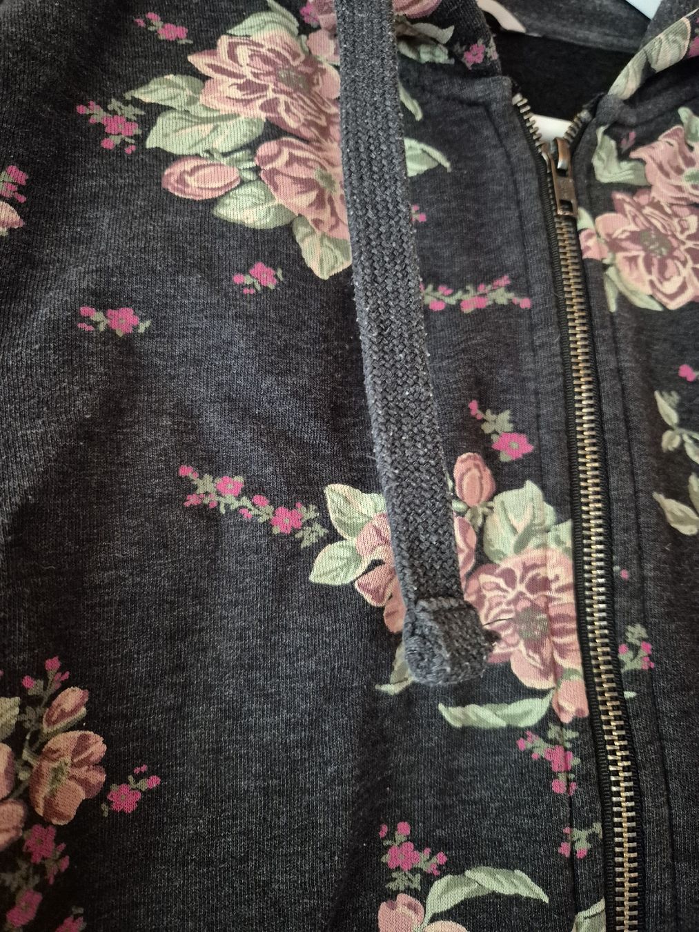 Giacche: Sweatjacke Blumen dunkelgrau Gr.M/L – Usato da Wynigen venduto da La_Talpa 1