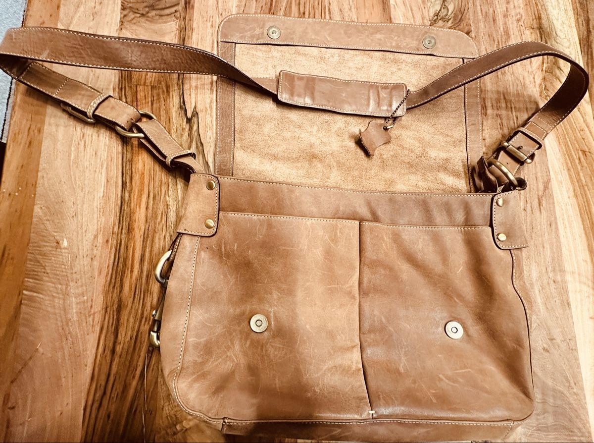Taschen: Ledertasche Stylisch – Neu (gemäss Beschreibung) aus Oberuzwil von Lebilebi 1
