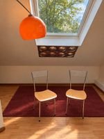 2 moderne Vintage-Stühle mit Chromgestell und Holzsitz – Mid